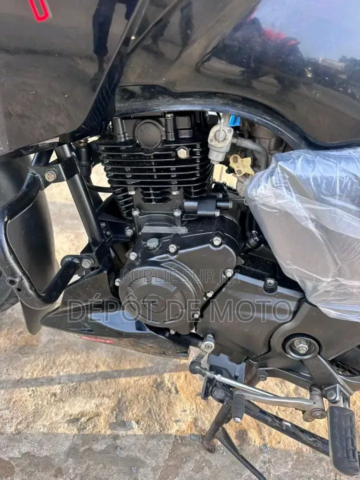 Nouveau TVS Apache 180 RTR 2025 Noir