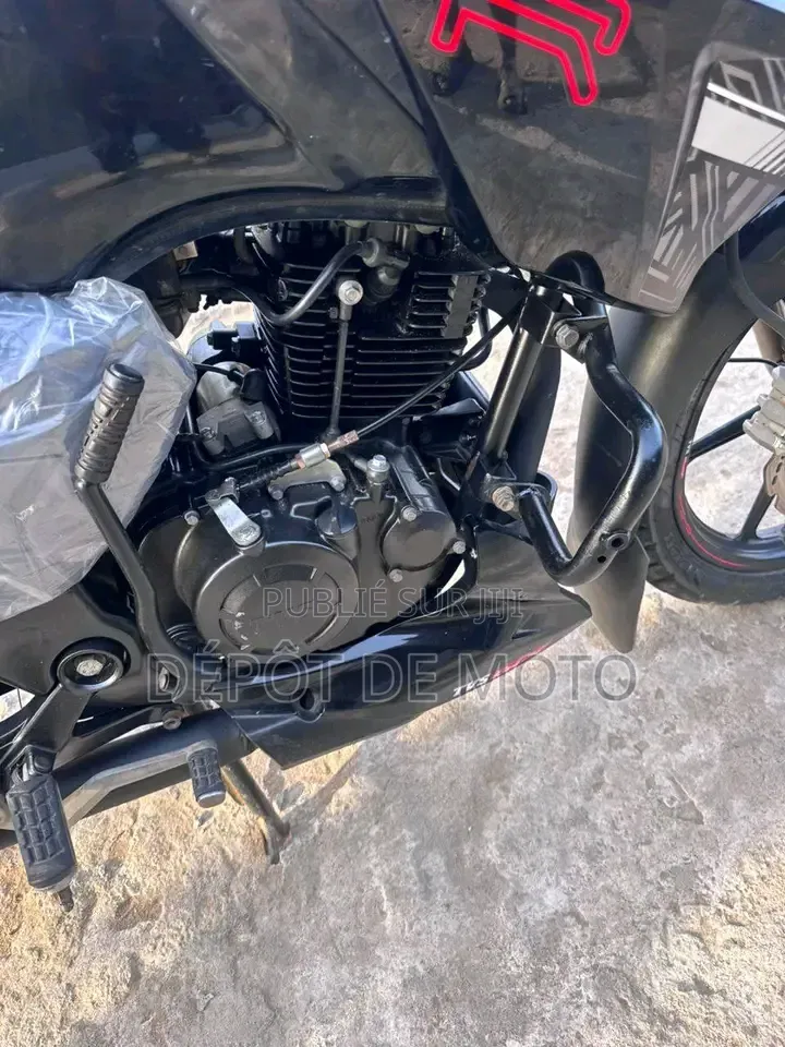 Nouveau TVS Apache 180 RTR 2025 Noir