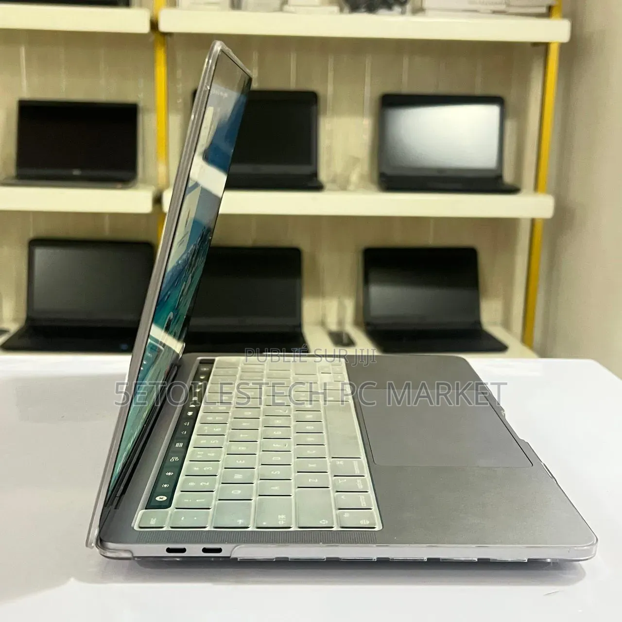 Nouveau Apple MacBook Pro 2022 M2 8GB Apple M2 SSD 512GB