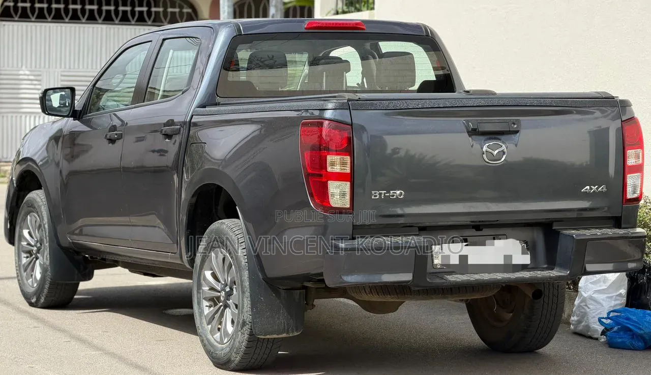Mazda BT-50 2024 Gris