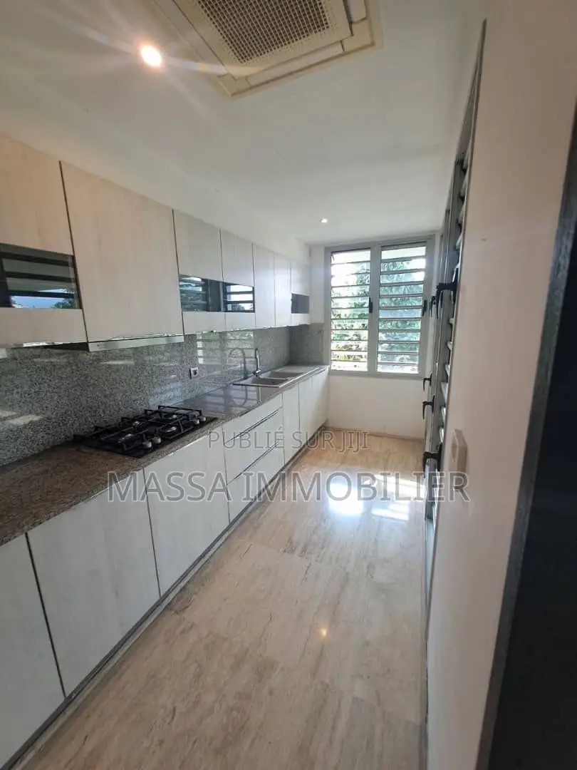 4chbre Appartement dans Massa Immobilier, Cocody à Louer