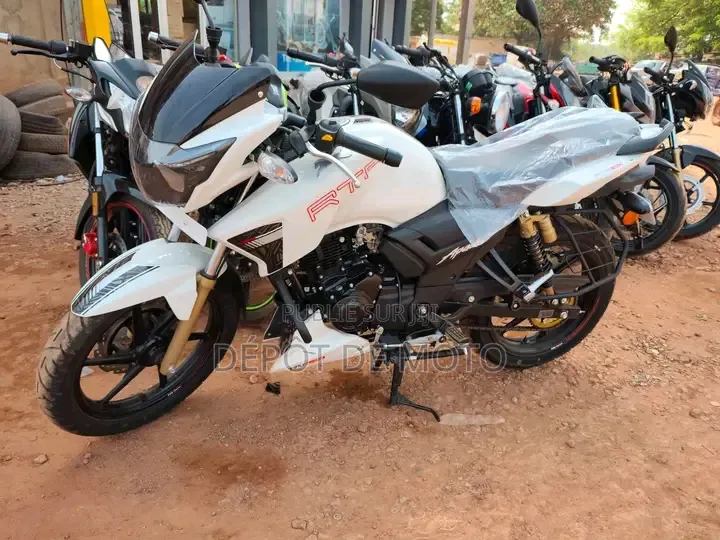 Nouveau TVS Apache 180 RTR 2025 Blanc