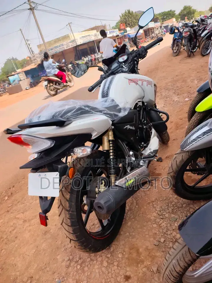 Nouveau TVS Apache 180 RTR 2025 Blanc