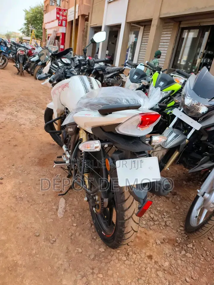Nouveau TVS Apache 180 RTR 2025 Blanc