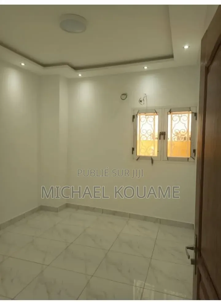 8chbre Villa dans Sigcims Côte, Cocody à Vendre