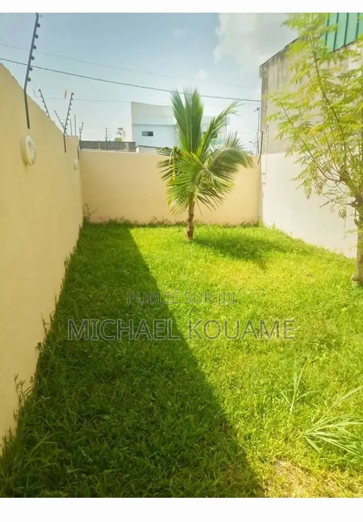 8chbre Villa dans Sigcims Côte, Cocody à Vendre