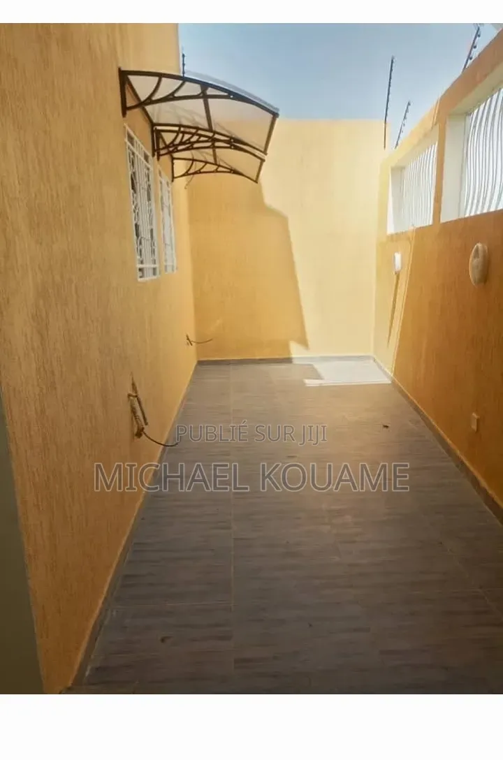 8chbre Villa dans Sigcims Côte, Cocody à Vendre