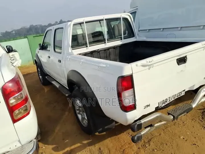 Nissan Hardbody 2011 Blanc