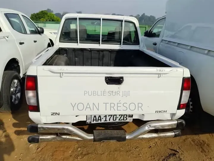 Nissan Hardbody 2011 Blanc
