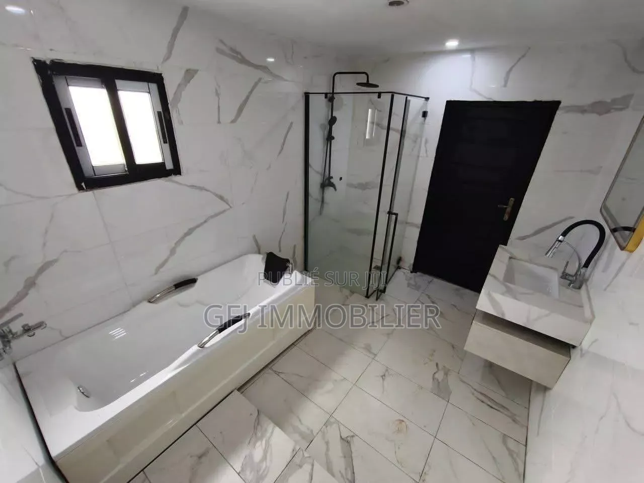 3chbre Duplex dans Francis Gweh, Cocody à Louer