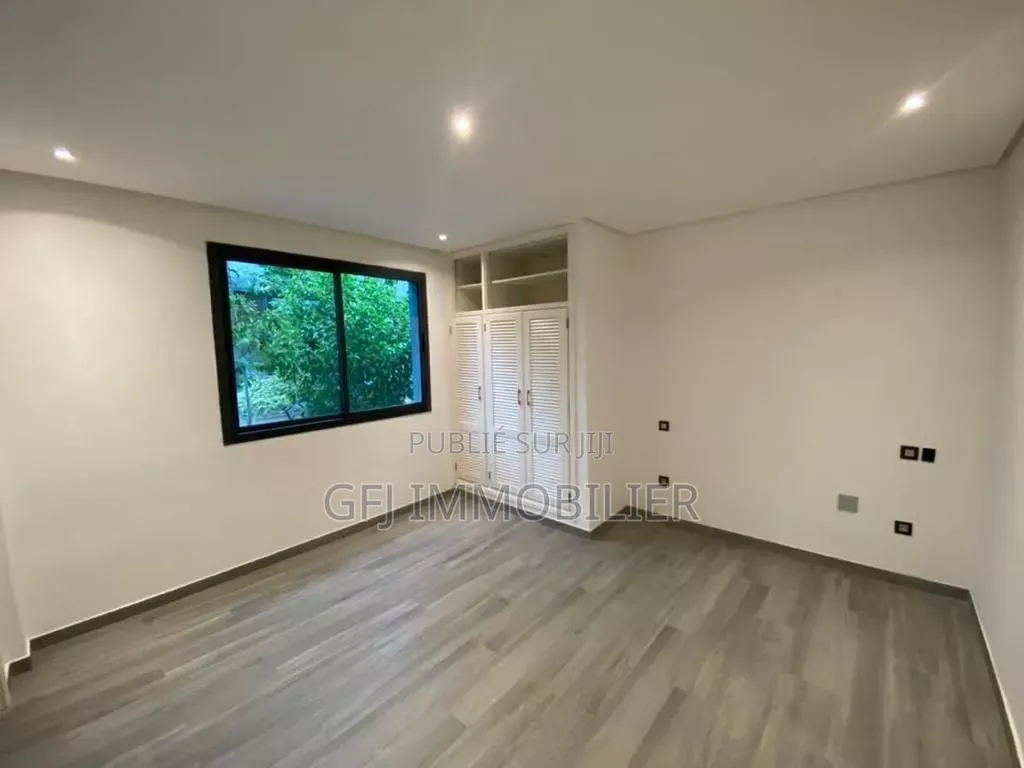 3chbre Appartement dans Francis Gweh, Cocody à Louer