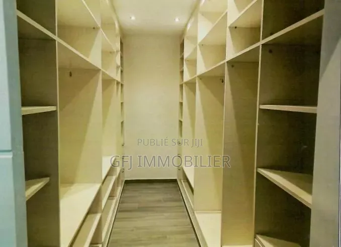 3chbre Appartement dans Francis Gweh, Cocody à Louer