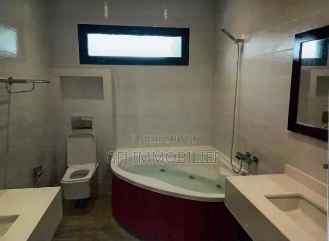 3chbre Appartement dans Francis Gweh, Cocody à Louer