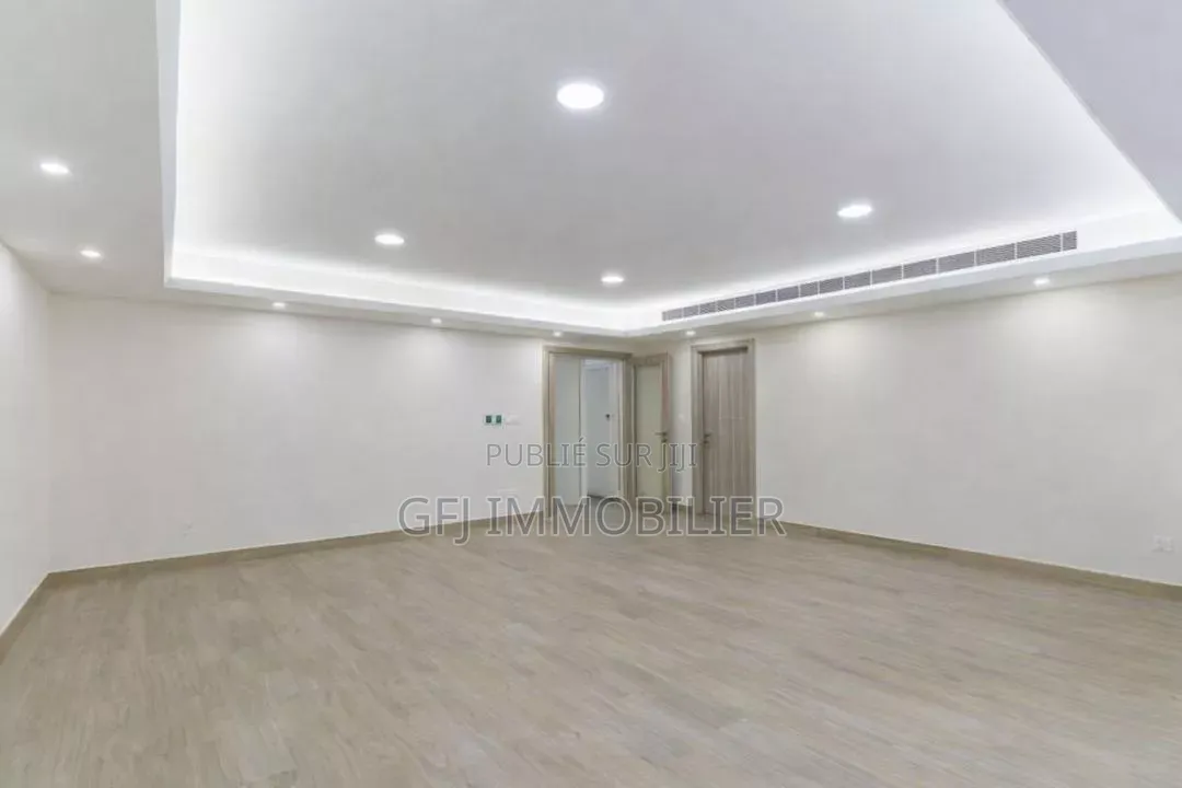 3chbre Appartement dans Francis Gweh, Cocody à Louer