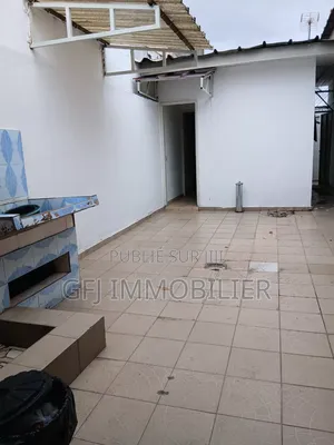 3chbre Villa dans Francis Gweh, Cocody à Louer