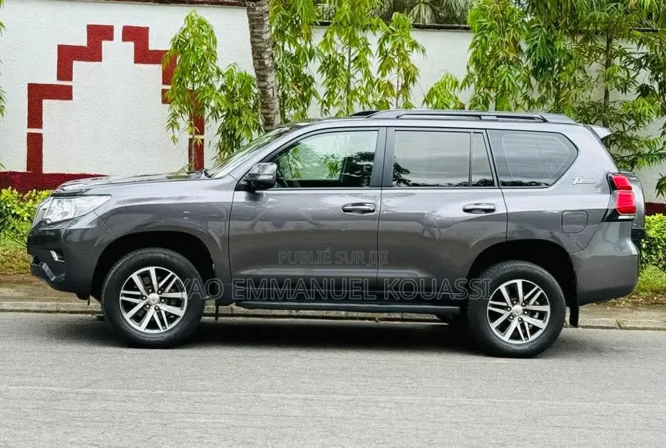 Toyota Land Cruiser Prado 2022 Gris