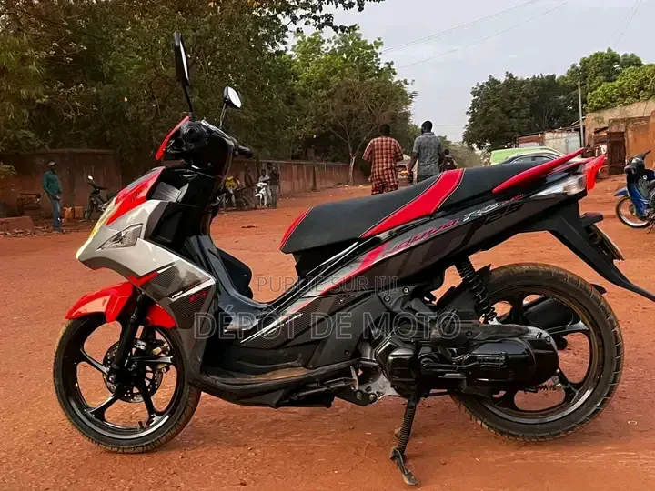 Nouveau Yamaha DT125 2025 Rouge