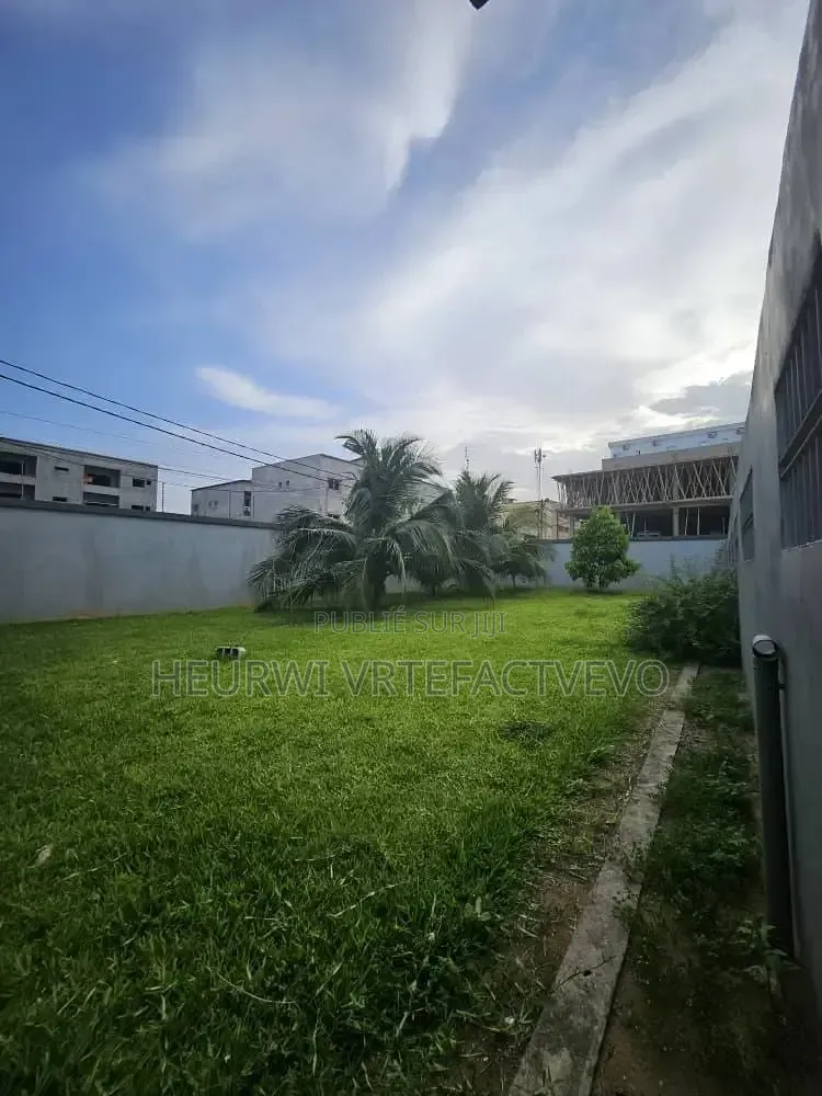 8chbre Duplex dans Nouveau Chu, Cocody à Vendre