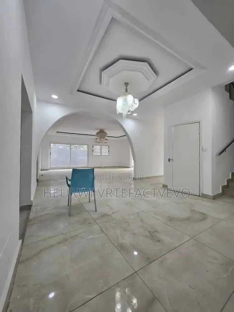 8chbre Duplex dans Nouveau Chu, Cocody à Vendre