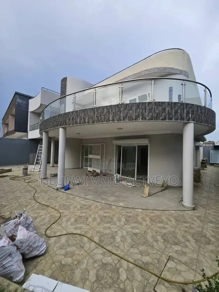 8chbre Duplex dans Nouveau Chu, Cocody à Vendre