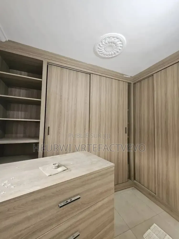 8chbre Duplex dans Nouveau Chu, Cocody à Vendre
