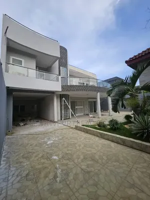 8chbre Duplex dans Nouveau Chu, Cocody à Vendre