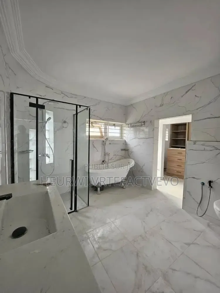 8chbre Duplex dans Nouveau Chu, Cocody à Vendre