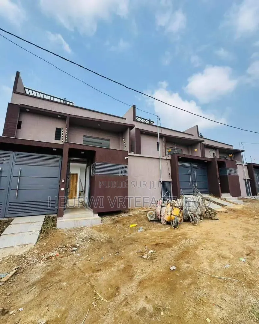 5chbre Duplex dans Cocody à Vendre