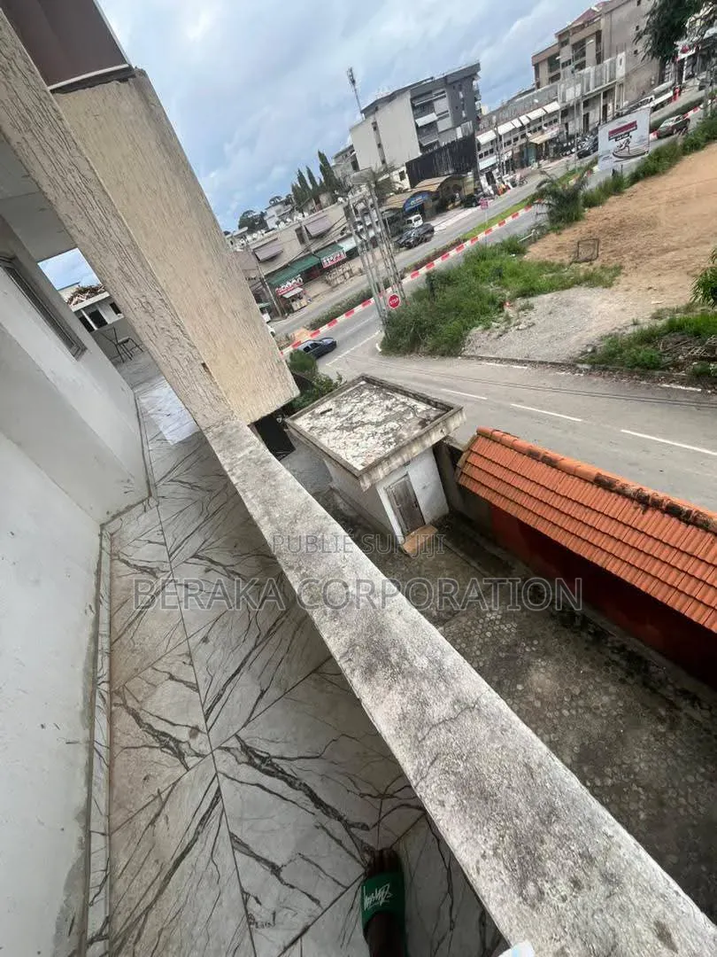 20chbre Duplex dans Beraka Corporation, Cocody à Vendre
