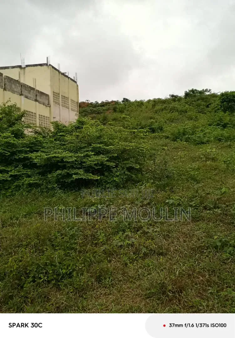 Terrain a Vendre a 150 Mettre De Voix Bitumée