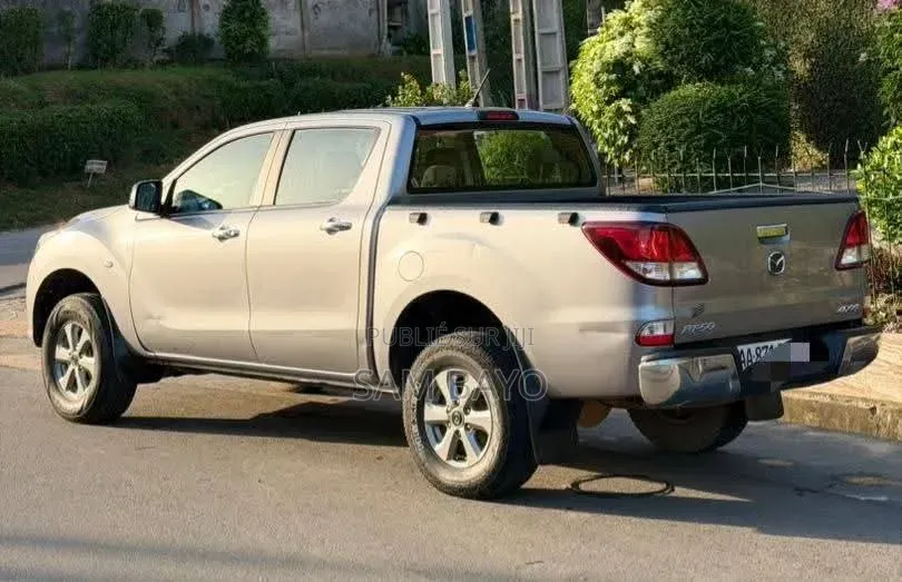 Mazda BT-50 2020 Gris