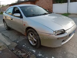 Mazda 323 2.0 2001 Gris