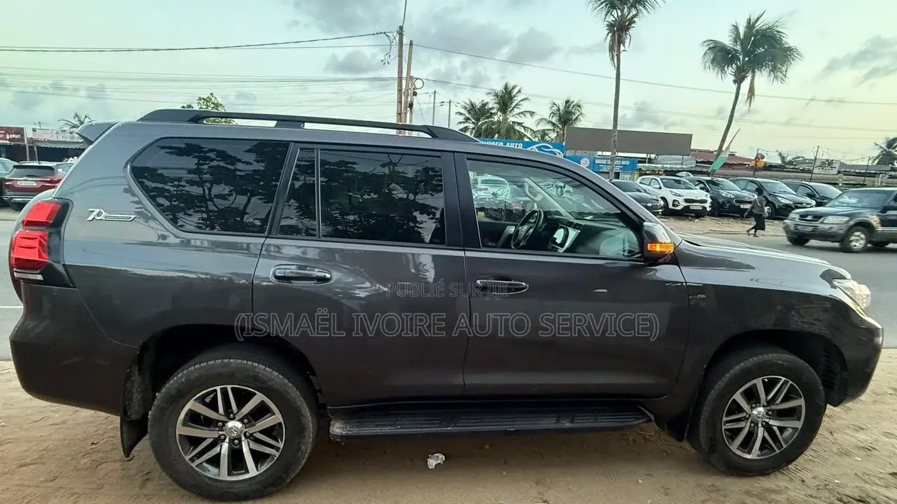 Toyota Land Cruiser Prado 2022 Gris