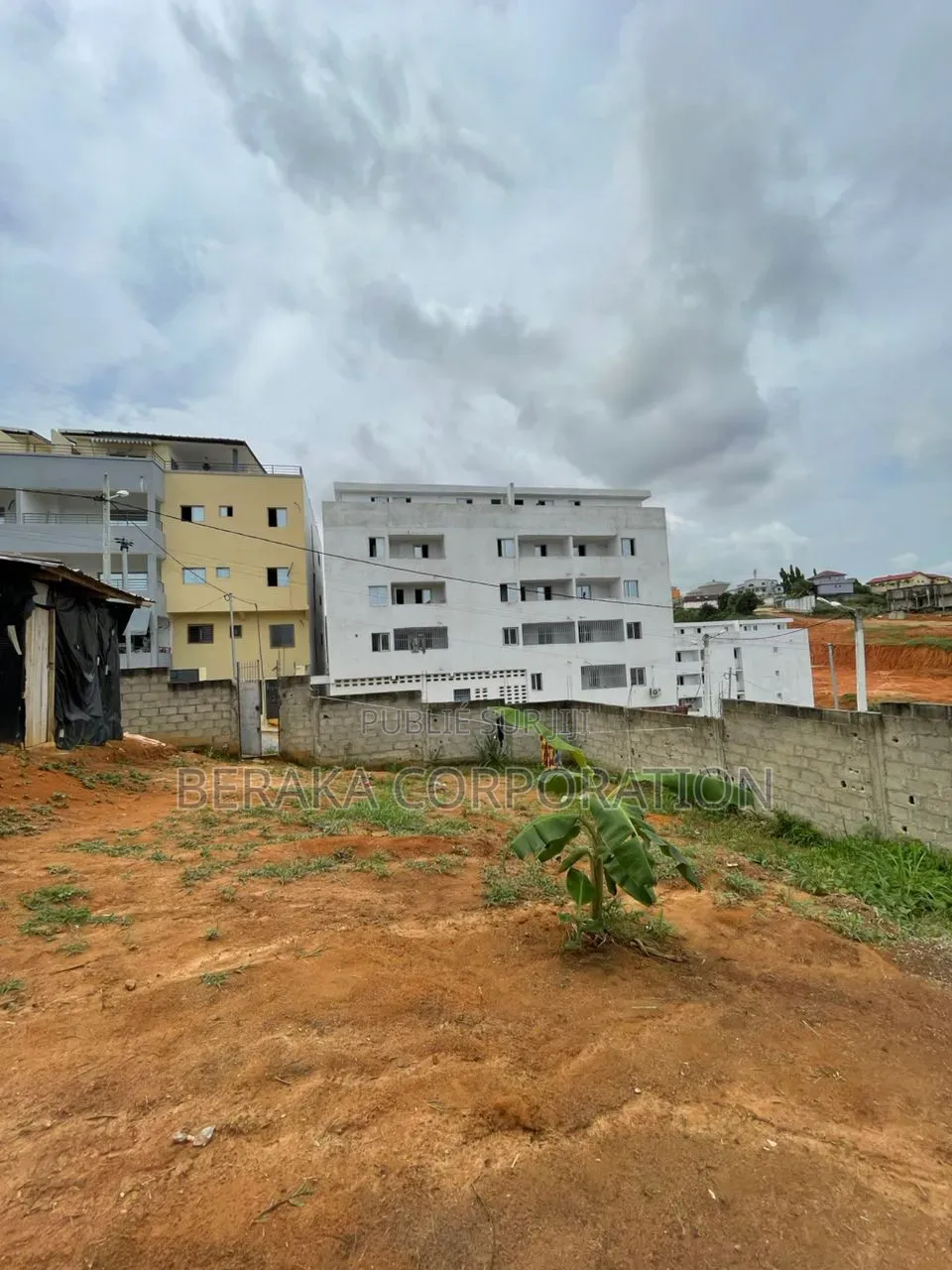 Vente d'Un Terrain À La Riviera Faya Dans Une Cité en Bordure De Voie