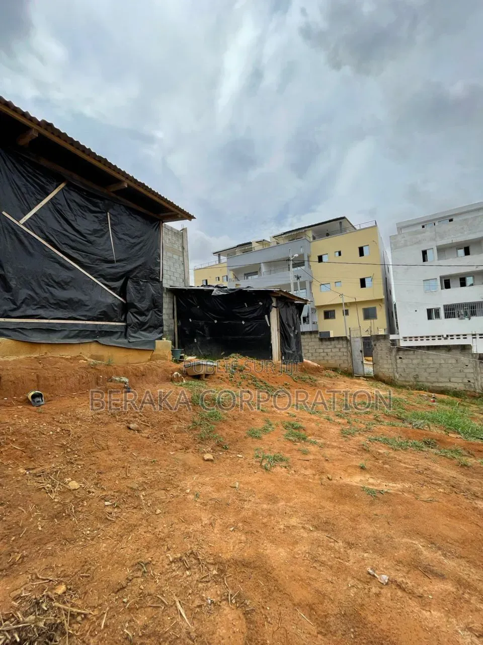 Vente d'Un Terrain À La Riviera Faya Dans Une Cité en Bordure De Voie