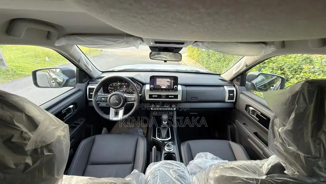 Nouveau Mitsubishi L200 2025 Gris