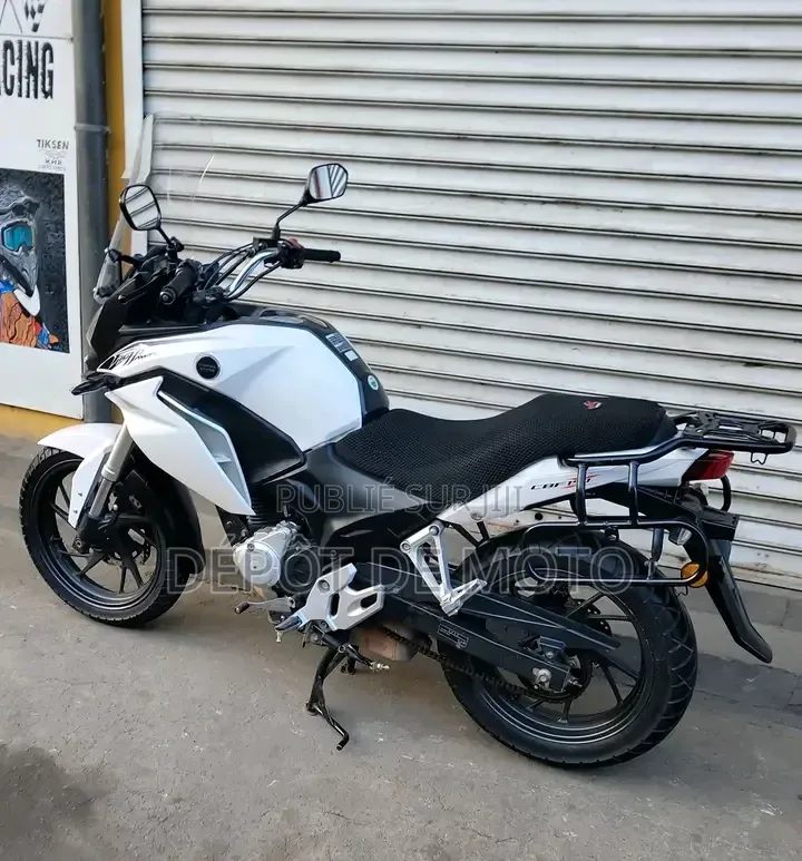 Nouveau Honda CB 2022 Blanc