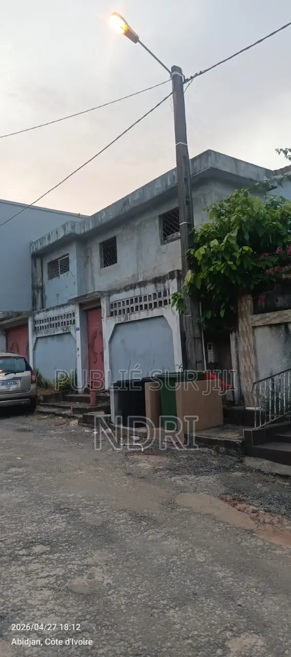 3chbre Villa dans Building House, Cocody à Vendre