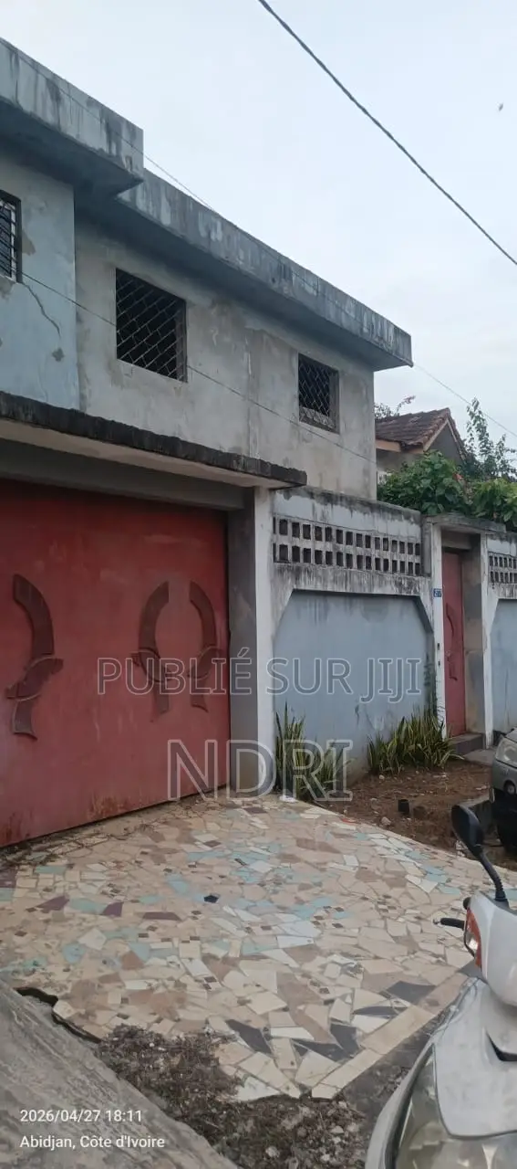 3chbre Villa dans Building House, Cocody à Vendre