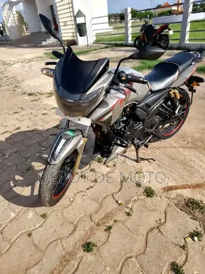 Nouveau TVS Apache 180 RTR 2025 Gris