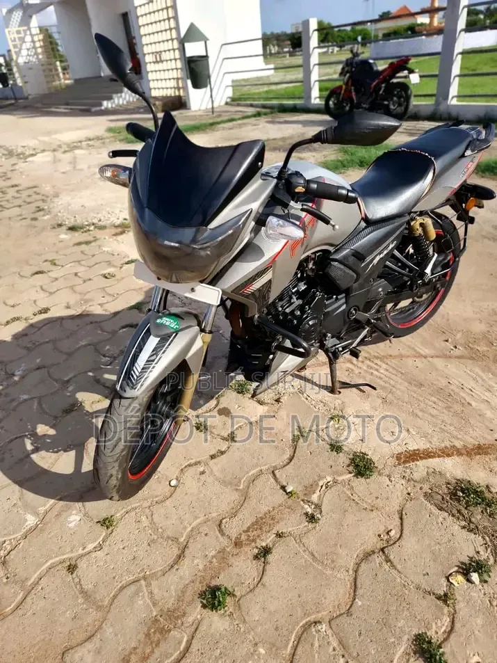 Nouveau TVS Apache 180 RTR 2025 Gris