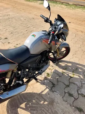 Nouveau TVS Apache 180 RTR 2025 Gris