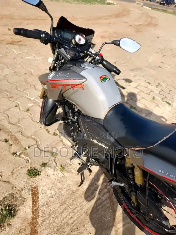 Nouveau TVS Apache 180 RTR 2025 Gris