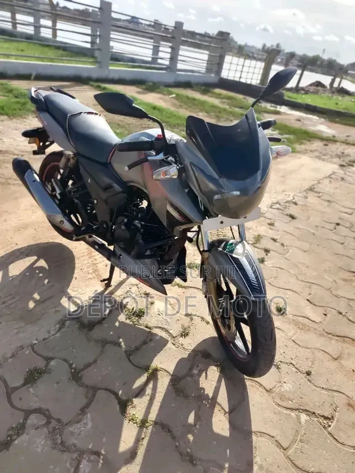 Nouveau TVS Apache 180 RTR 2025 Gris