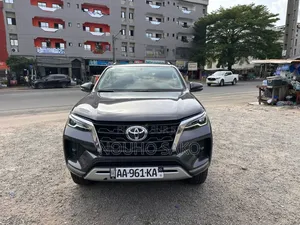 Toyota Fortuner 2024 Gris