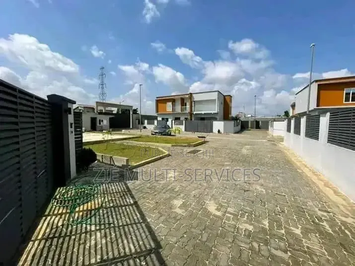 5chbre Duplex dans Zié Multi-Service, Cocody à Vendre
