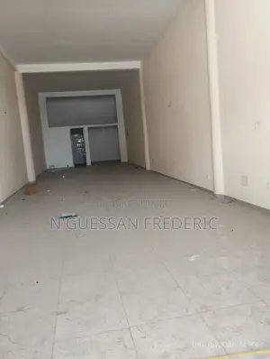 2 Magasins Collé De 100m2 À Louer Marcory Zone 4 Bordure Du Goudron