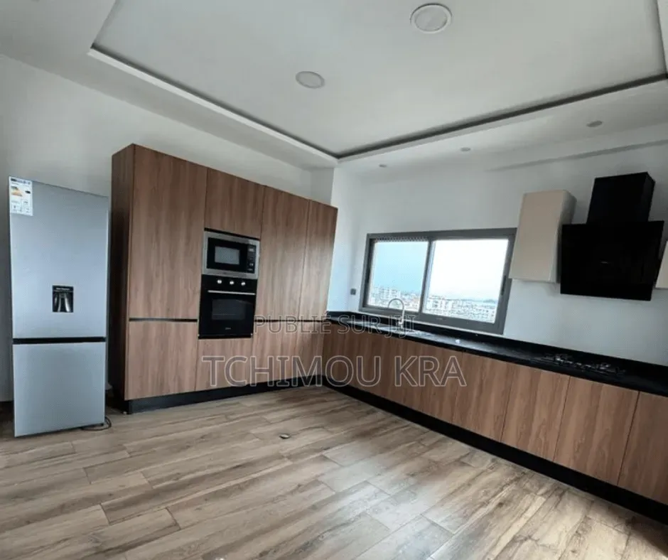 3chbre Appartement dans Mr Tchimou, Cocody à Louer