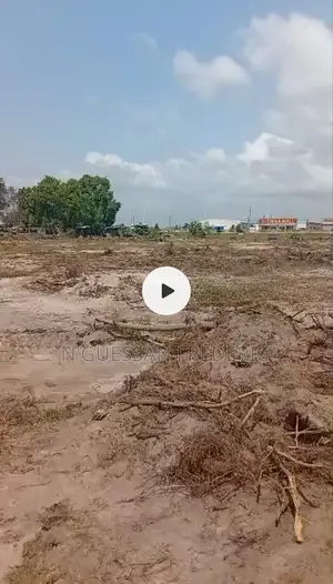 2 Magasins Collé De 100m2 À Louer Marcory Zone 4 Bordure Du Goudron