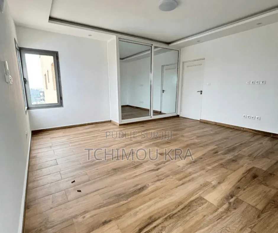 3chbre Appartement dans Mr Tchimou, Cocody à Louer